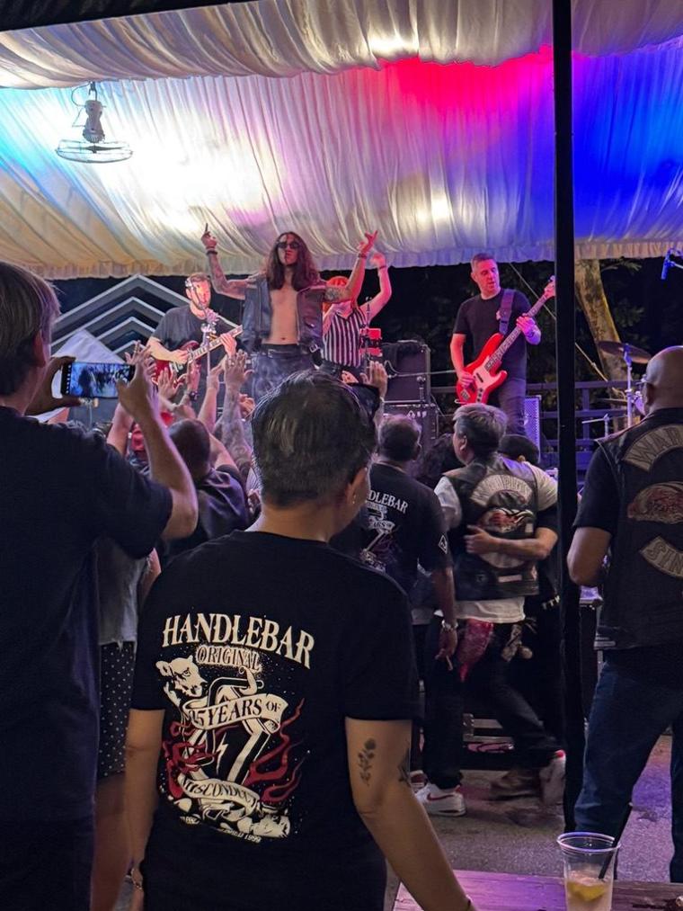 Handlebar crowd